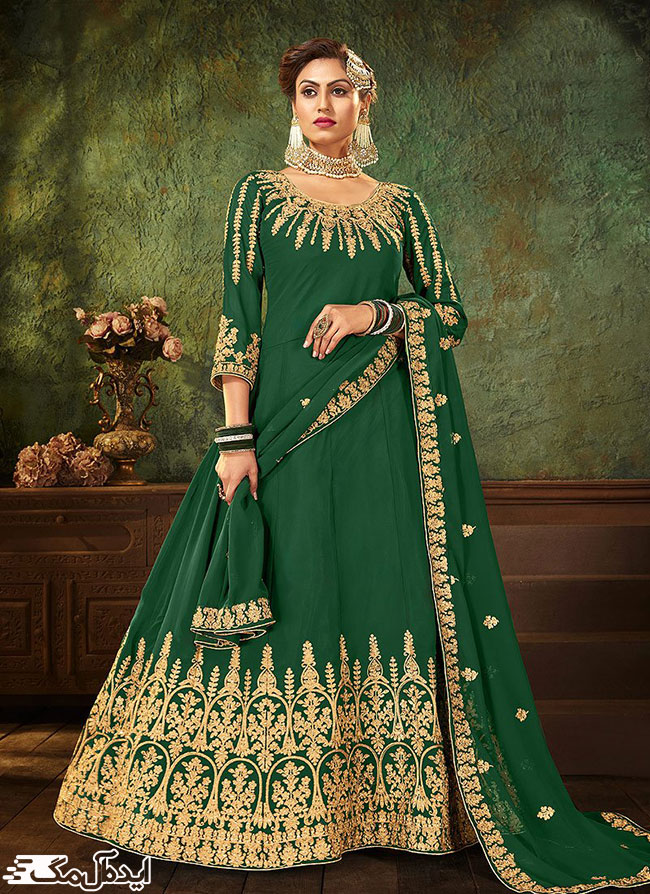نمونه‌ای از لباس سنتی زنانه پنجاب با حاشیه‌دوزی‌های طلایی روی پارچه سبز خوشرنگ