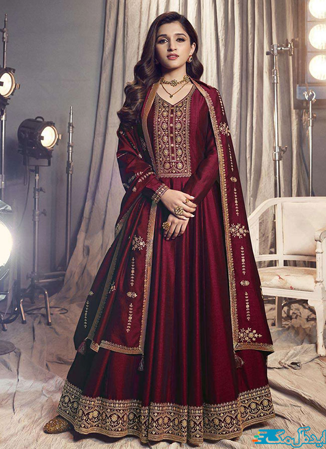لباس مدل پنجابی به رنگ قرمز سیر و تزئینات طلایی برای بانوان خاص‌پسند
