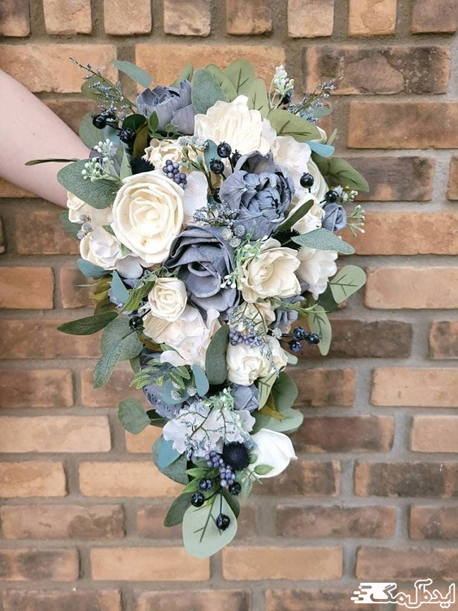 یک دسته گل عروس زیبا و متفاوت با ترکیبی از رزهای آبی کبود و سفید