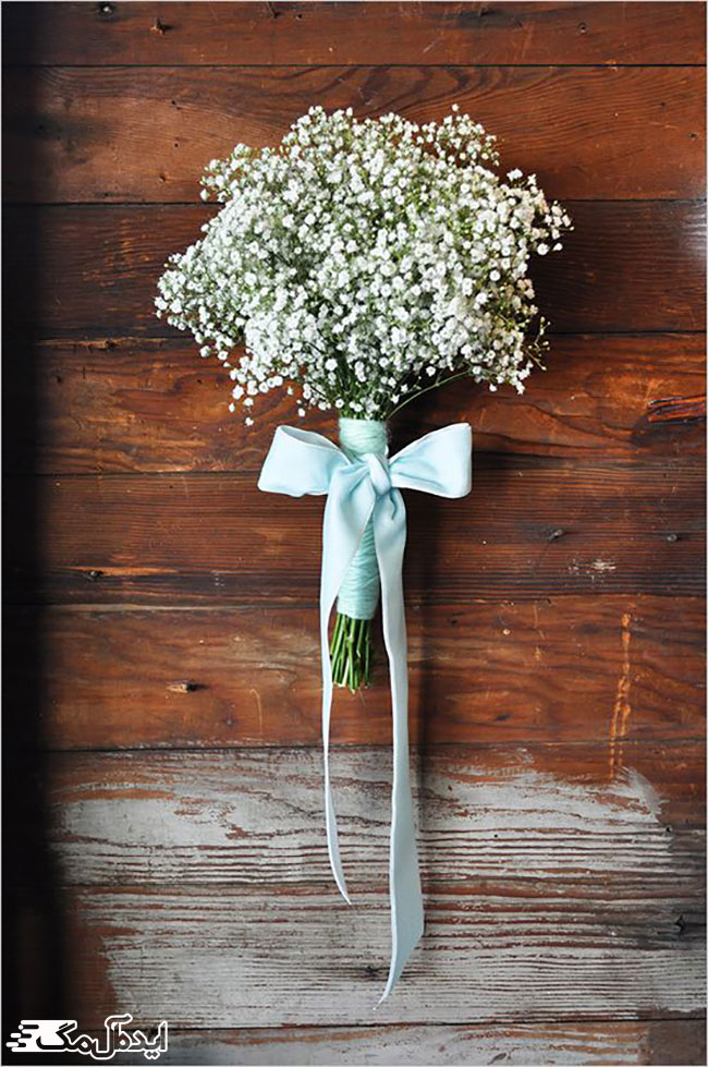 تزئین دسته گل ساده و زیبای عروس با روبان آبی رنگ