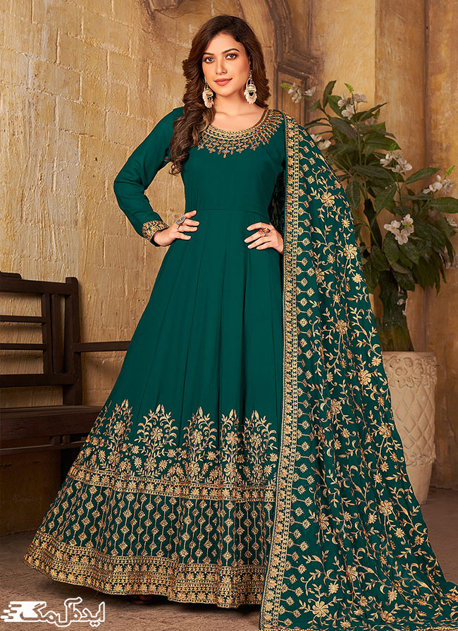 نمونه‌ای از یک لباس پنجابی سبز با دامن گرد حاشیه‌دوزی شده 