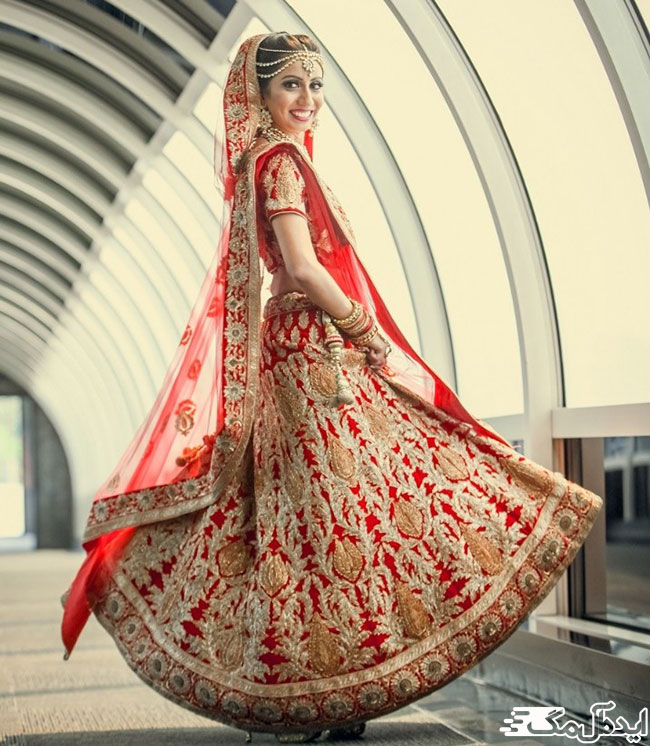 دامن پر نقش و نگار یک مدل لباس هندی پنجابی با اکسسوری‌های هماهنگ هندی