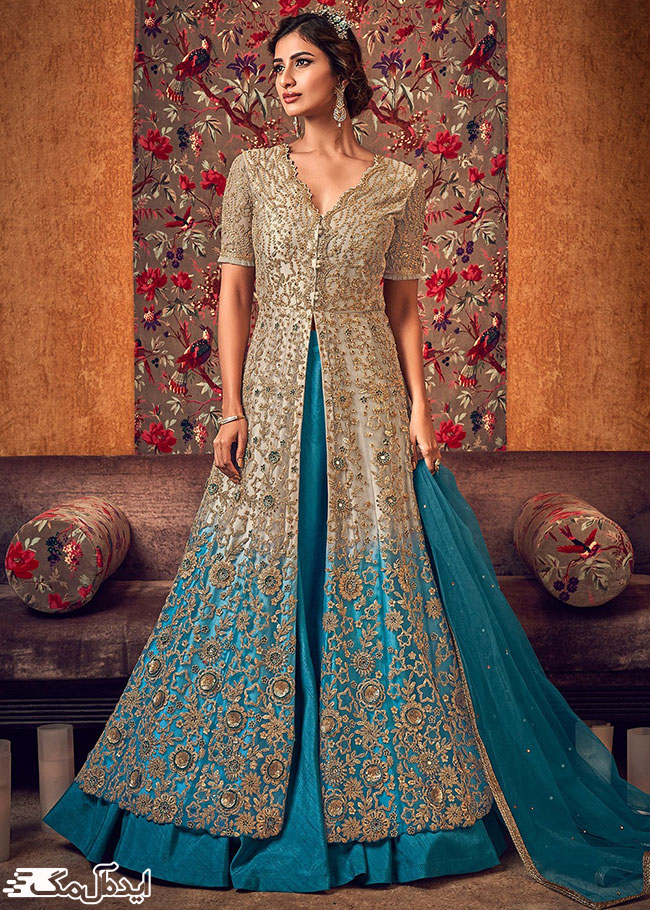 ترکیب پارچه سنگ‌دوزی شده کرم با حاشیه‌های آبی و پیراهن آبی براق و یک شال بلند و عریض حریر آبی در لباس پنجابی 