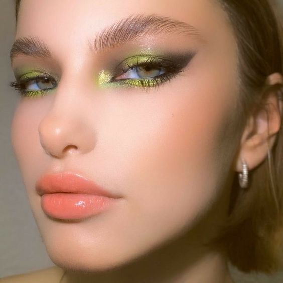 آرایش اسموکی با سایه متالیک سبز روی چشم‌های روشن