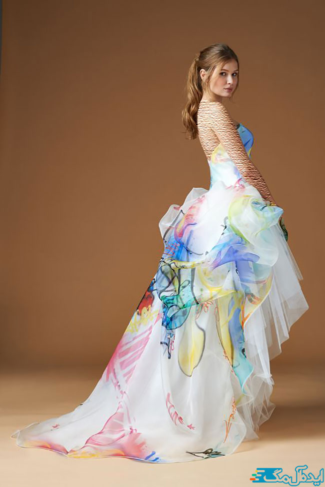 یک مدل زیبا از لباس مجلسی دکلته پشت بلند با پارچه آبرنگی شاد