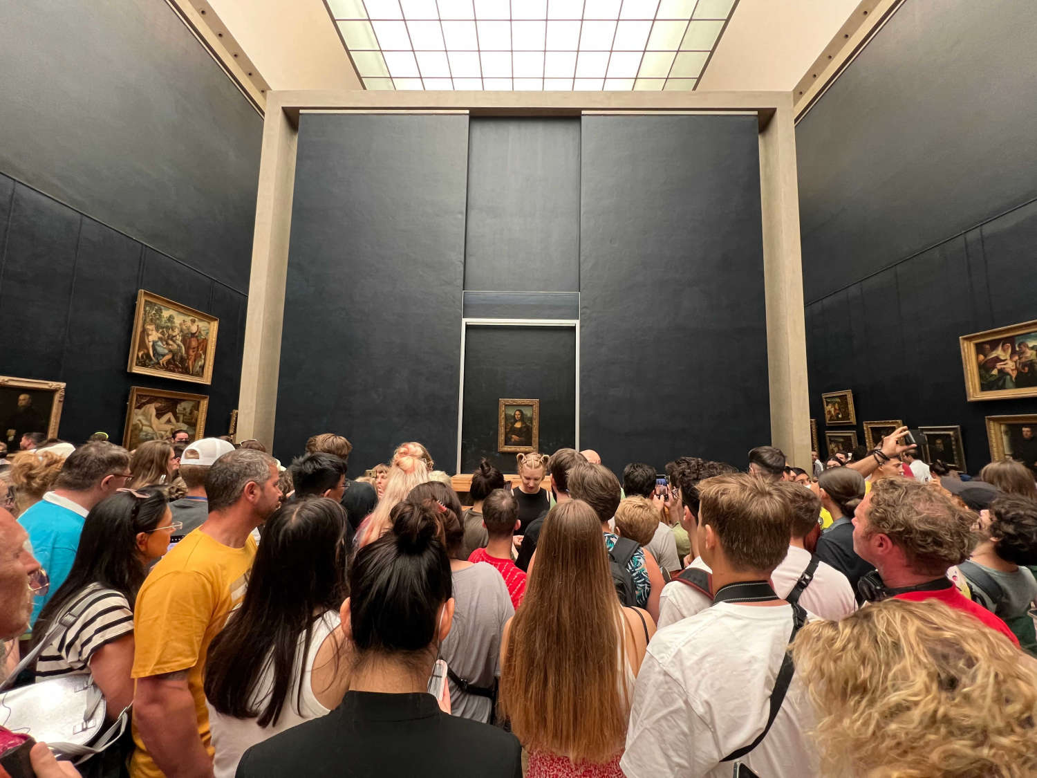 بازدید کنندگان در حال تماشای نقاشی مونالیزا