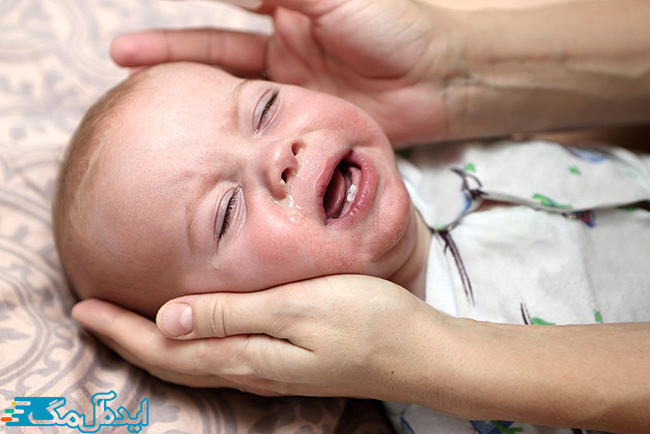 نوزاد مبتلا به سرماخوردگی که گریه می‌کند