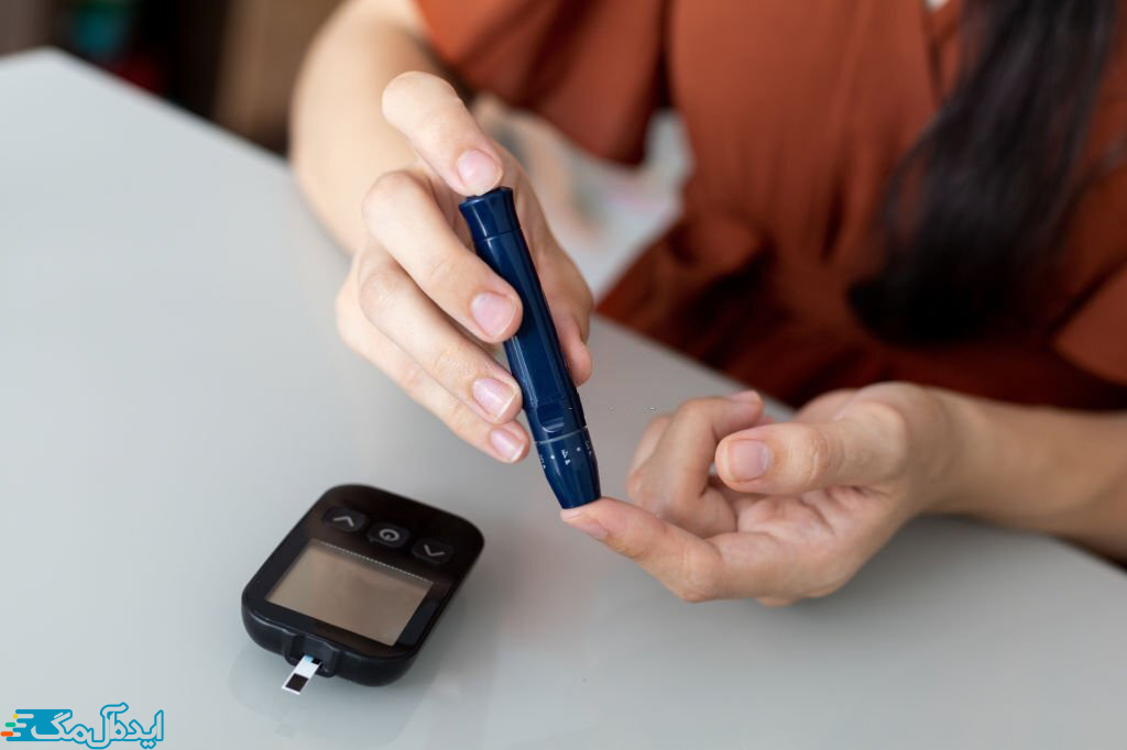 بیمار مبتلا به دیابت با دستگاه خانگی سطح قند خون خود را اندازه می‌گیرد