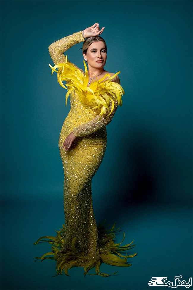 لباس مجلسی مد روز با پارچه شاین‌دار زرد و تزئینات پر