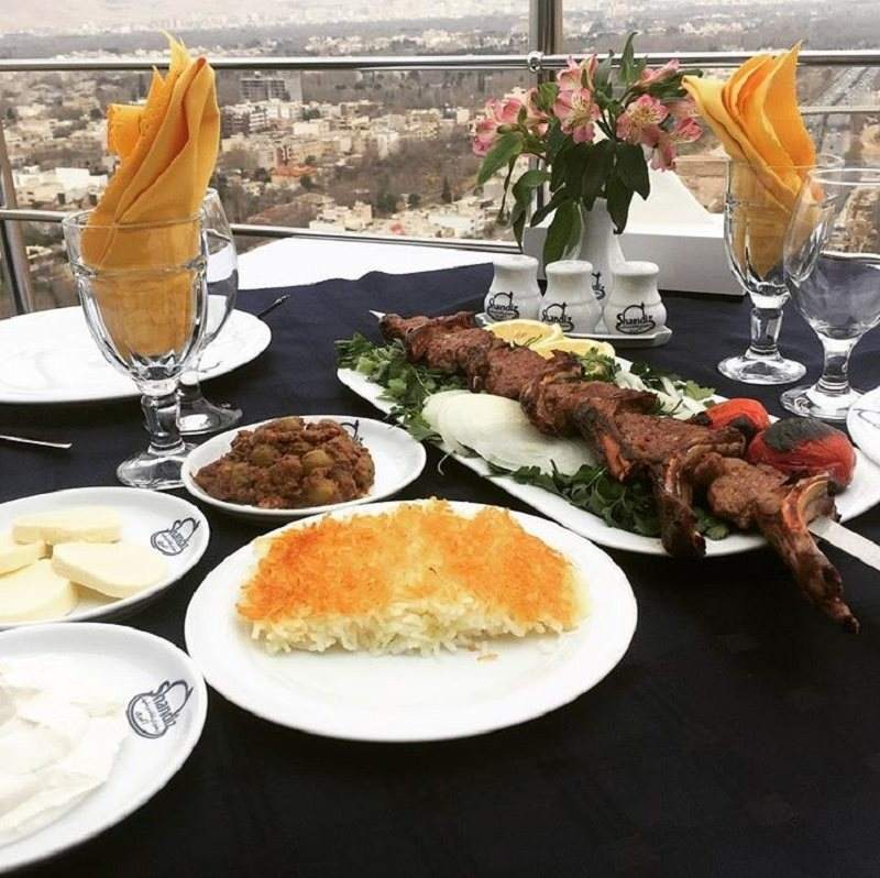 کباب‌های سنتی ایرانی در رستوران شاندیز شیراز