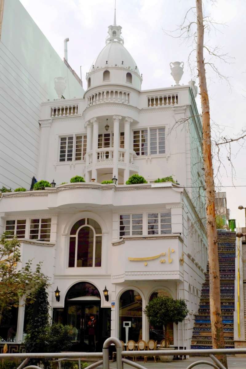 نمایی از ساختمان رستوران نایب ساعی از بهترین رستوران های تهران 
