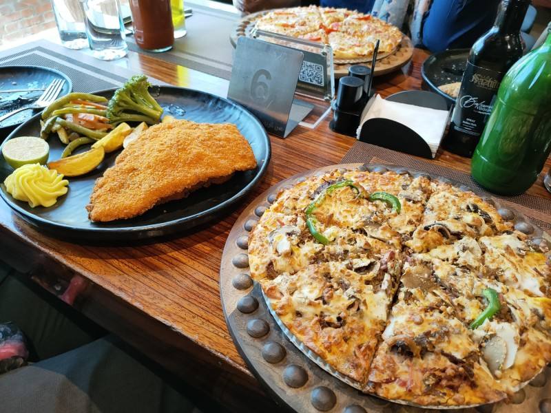 پیتزای رستوران سنسو، از بهترین رستوران های ایتالیایی تهران