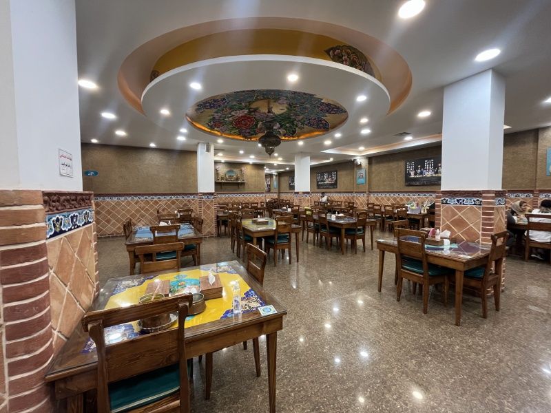 فضای داخلی رستوران مرشد سعادت آباد تهران