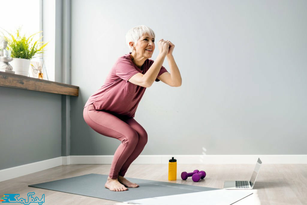 زن میانسال در منزل در حال ورزش کردن است