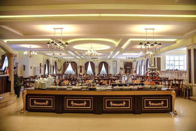 فضای داخلی رستوران ارم شاندیز، از بهترین رستوران های مشهد