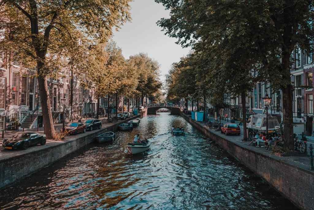 قابق‌سواری در مسیرهای آبی شهر آمستردام 