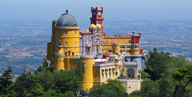 نمایی از کاخ پنا از مهمترین جاهای دیدنی پرتغال