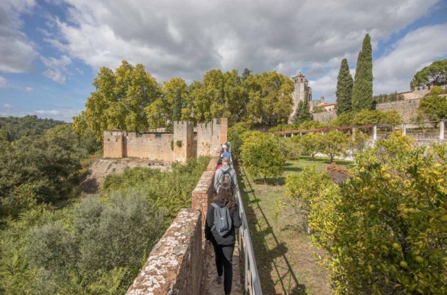 بازدیدکنندگان و توریست‌ها در قلعه کویمبرا از جاهای دیدنی پرتغال