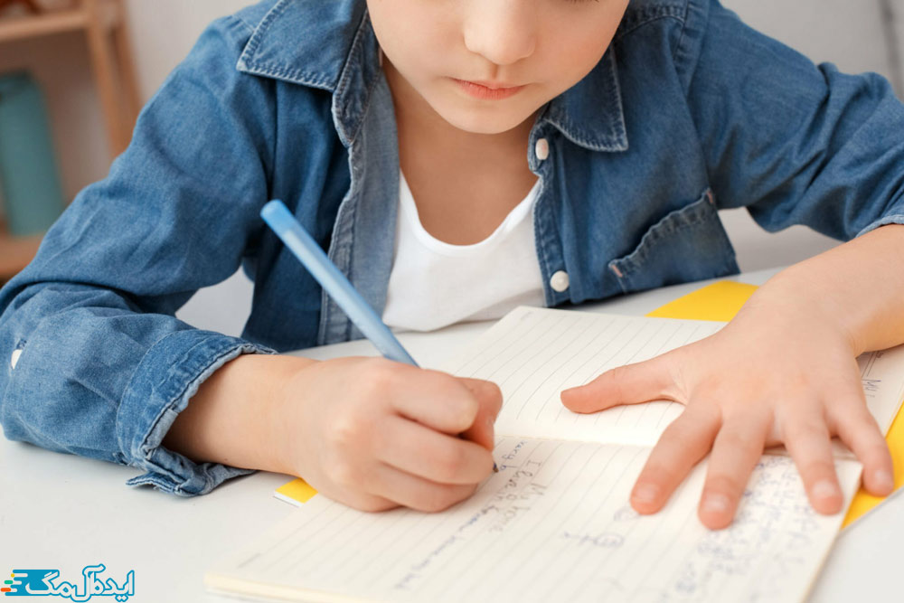 یک کودک مبتلا به اوتیسم که در حال مشق نوشتن است