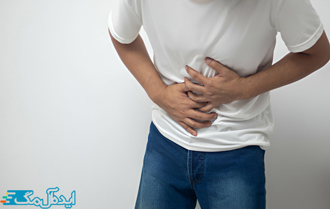 یک مرد که بعد از مصرف قرص باکلوفن دچار دلدرد شده است