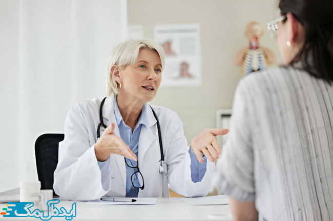 یک زن درباره اینکه آیا قرص باکلوفن مرفین دارد یا خیر با پزشک صحبت میکند