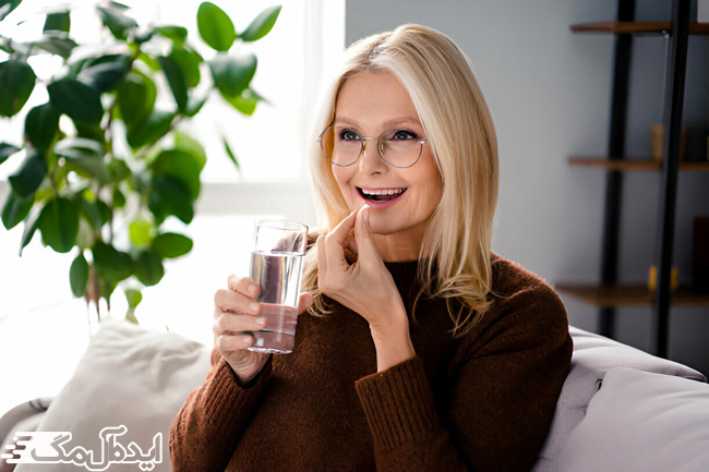 یک زن سالمند در حال خوردن قرص باکلوفن