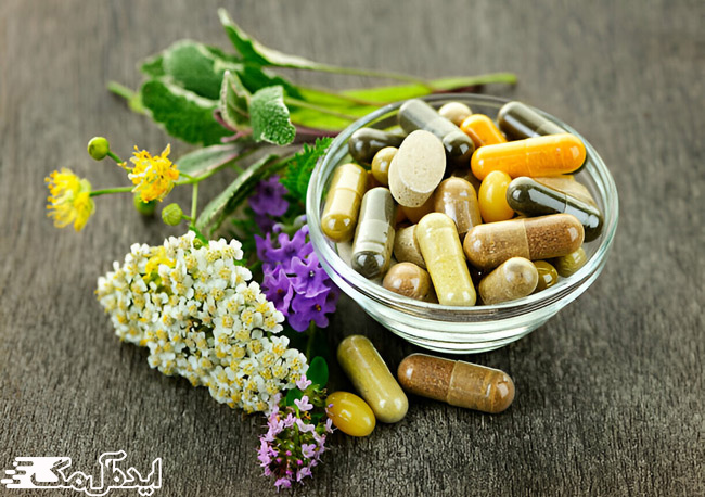 مقداری گیاه دارویی و تعدادی داروی گیاهی