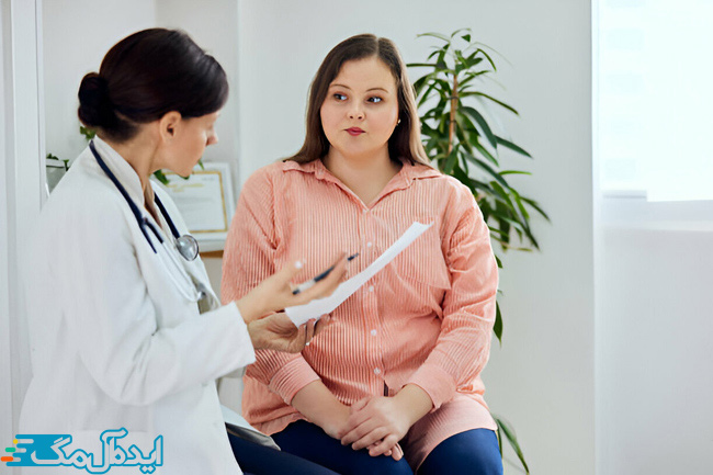پزشک در حال صحبت کردن با یک زن مبتلا به تنبلی تخمدان