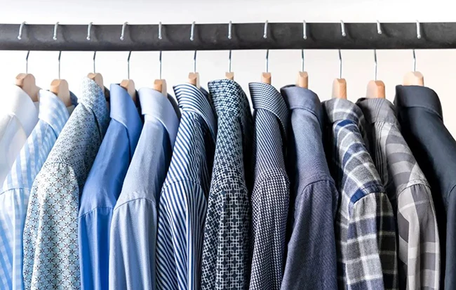 چند پیراهن مردانه در کنار هم از چوب رختی آویخته شده اند