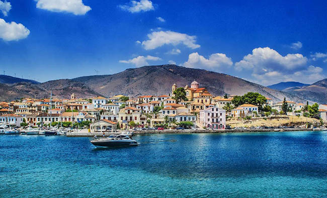 یک قایق در ساحل زیبای یونان