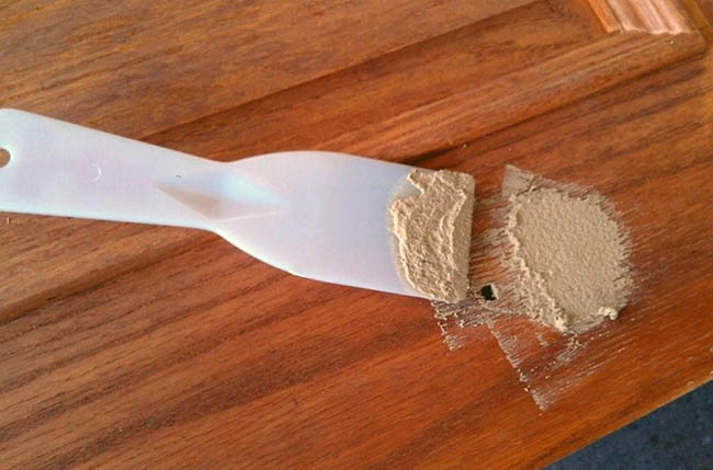 استفاده از بتونه چوب برای از بین بردن ترک چوب و مبل