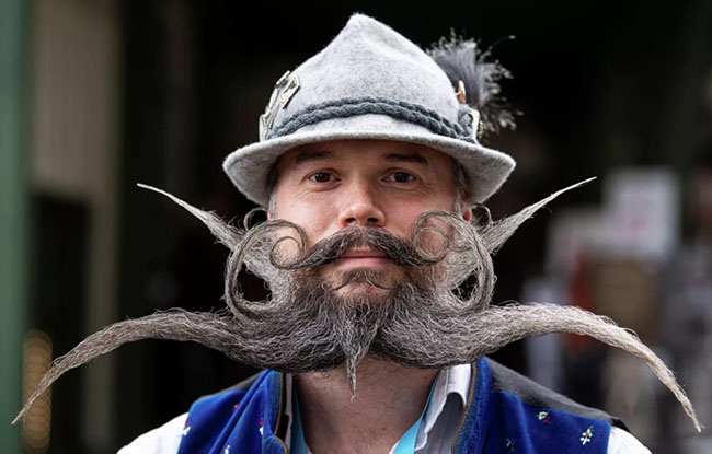 یک مرد با مدل ریش و سبیل عنکبوتی