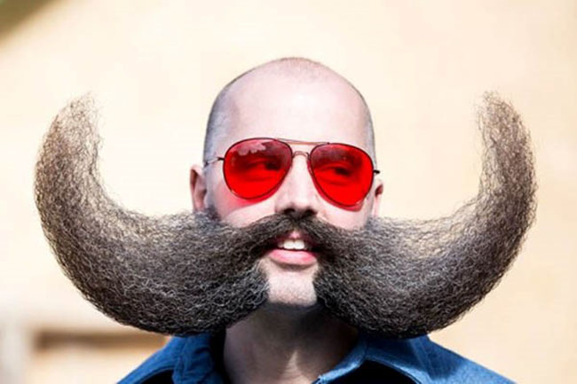 یک مرد با مدل ریش و سبیل شاخ گاو