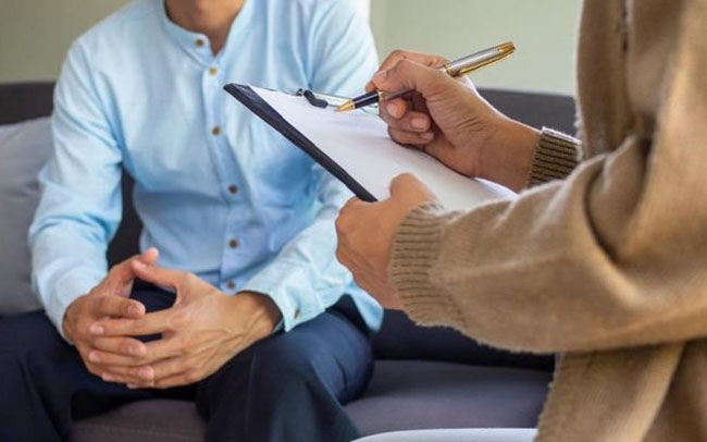 دکتر روانشناس مشغول مشاوره دادن به یک بیمار است و وضعیت روحی او را روی کاغذ یادداشت می کند