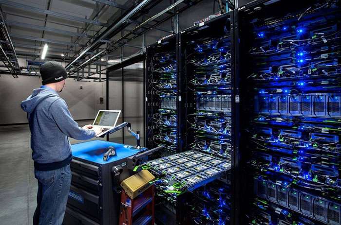 یک نفر در حال کار کردن در اتاق سرور