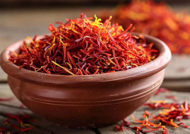 زعفران تازه در کاسه سفالی