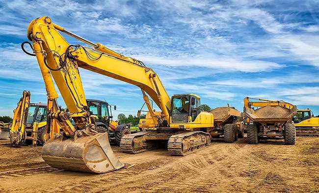 ماشین آلات راهسازی در حال صاف کردن زمین برای کشیدن جاده