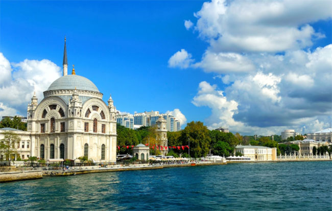 یک قصر در ترکیه در کنار آب