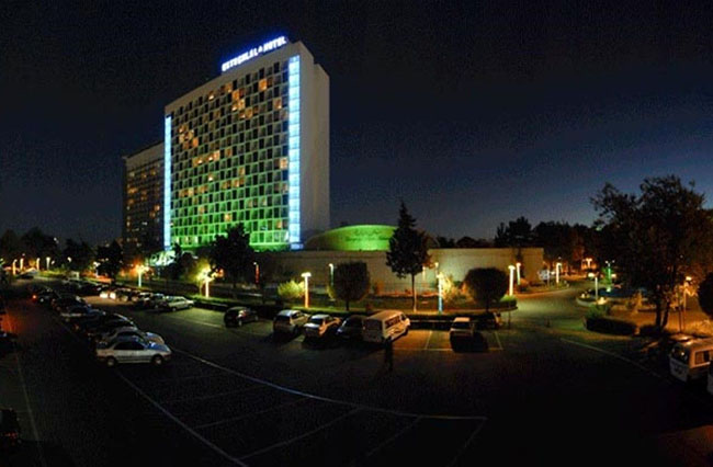 نمایی از هتل در شب