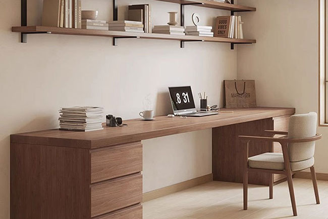 میز و صندلی چوبی برای مطالعه و کار در خانه