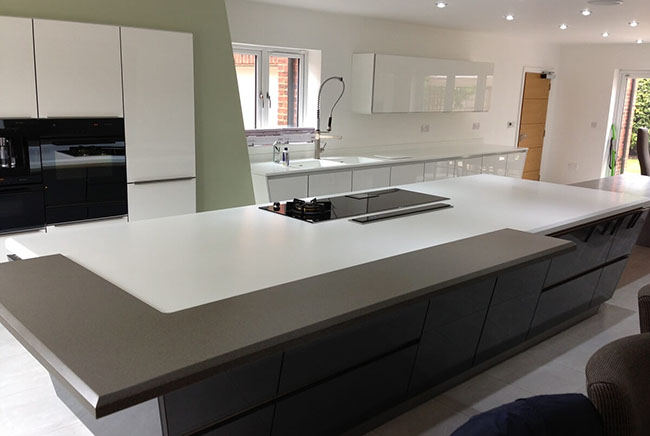 مقایسه مقاومت و دوام کابینت سنگی و کورین