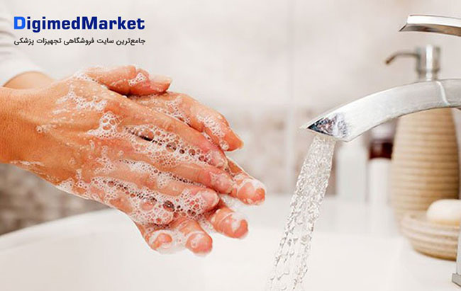 یک نفر مشغول شستن دست های خود با صابون است