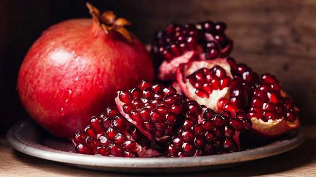 انار یکی از خوراکی های ویژه شب یلدا