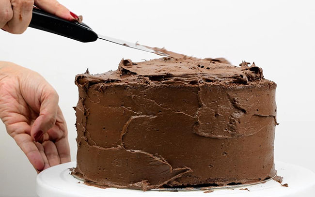 چطور کیک شکلاتی را خیس کنیم که له نشود؟