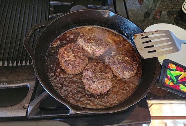 چکار کنیم همبرگر وا نرود؟ چرا همبرگر من موقع پخت وا می‌رود؟